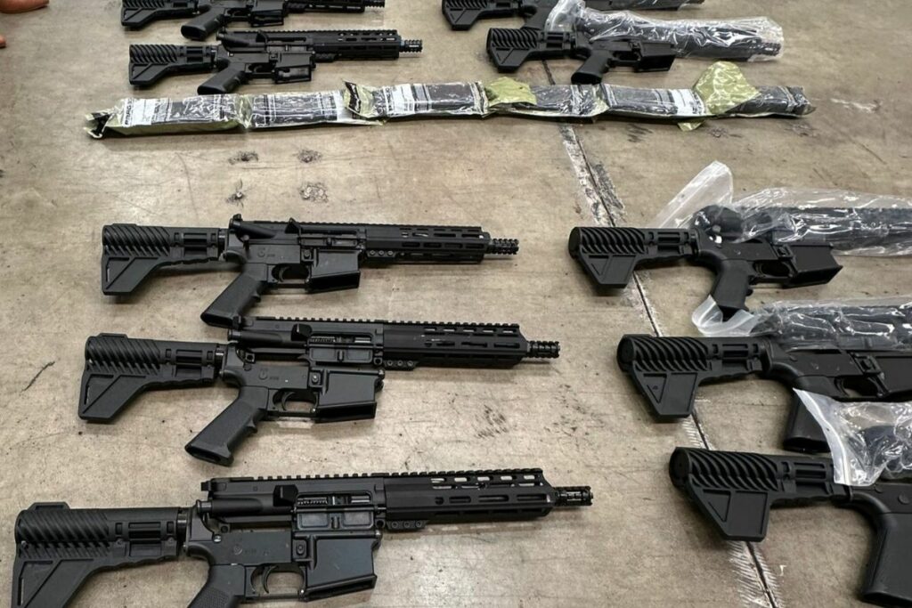 Las armas estaban camufladas en parlantes musicales.