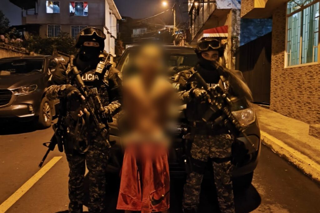 Policía capturó a tres presuntos miembros de una banda criminal.