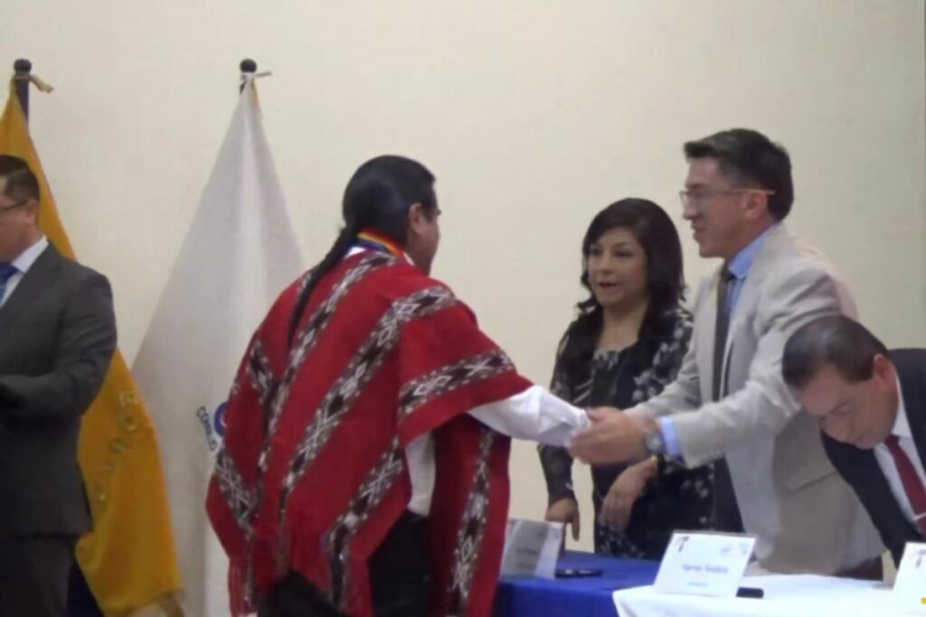 Asambleístas provinciales electos en este 2025 reciben credenciales.