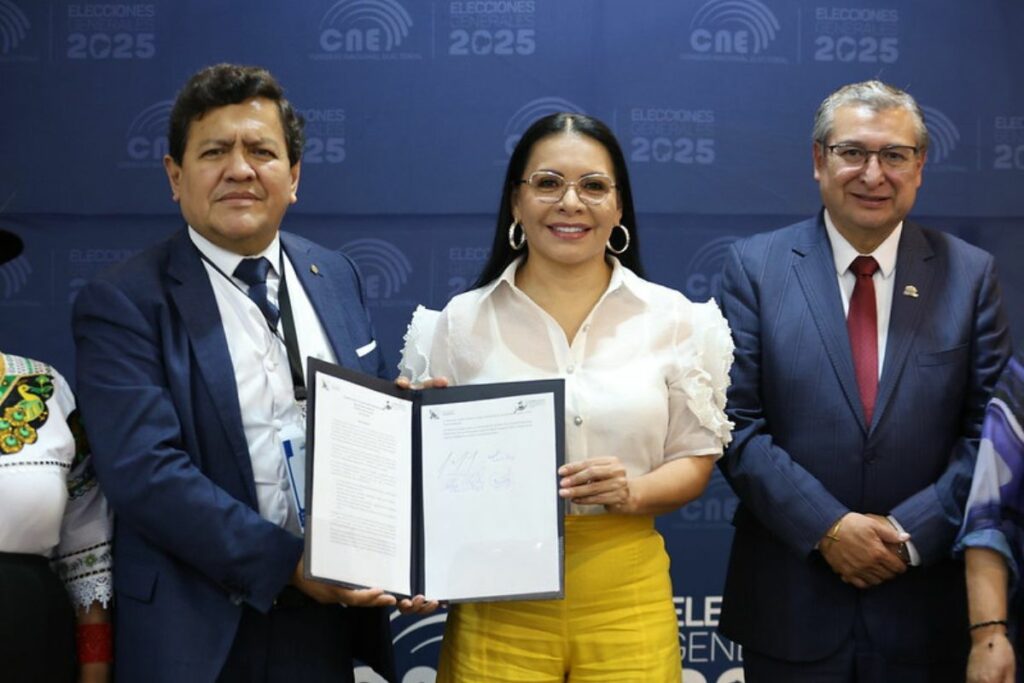 La presidenta del CNE, Diana Atamaint, recibe el informe de los observadores electorales internacionales, quienes validaron la transparencia del proceso.