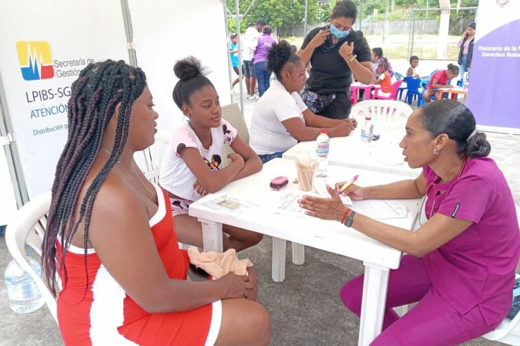 Atención de salud para personas en Esmeraldas tras el sismo del 25 de abril.