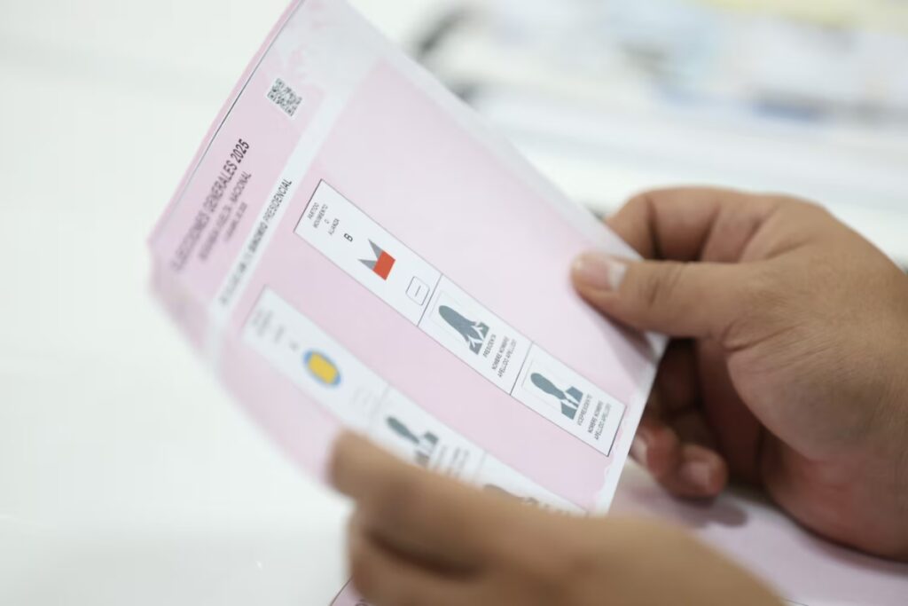 Imagen referencial de una papeleta de votaciones para la segunda vuelta en las elecciones 2025.