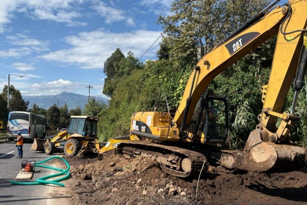 Los cierres en la Autopista General Rumiñahui se deben a la limpieza de la quebrada Chaupiurco