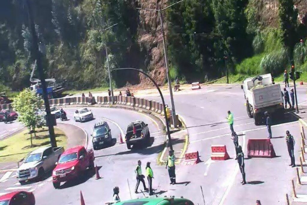 Intervención en la autopista General Rumiñahui. Foto: Ecu 911