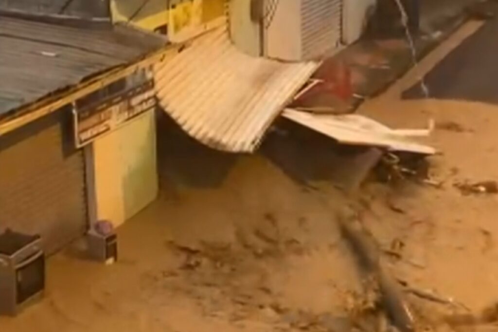 El aluvión en Balsas, El Oro, se da porque las lluvias causaron el desbordamiento de dos quebradas.