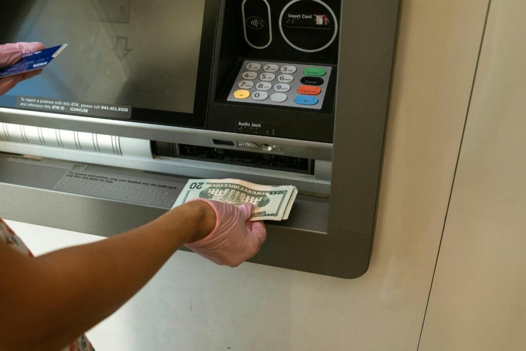 Bancos trabajarán durante el feriado del 1 de mayo.