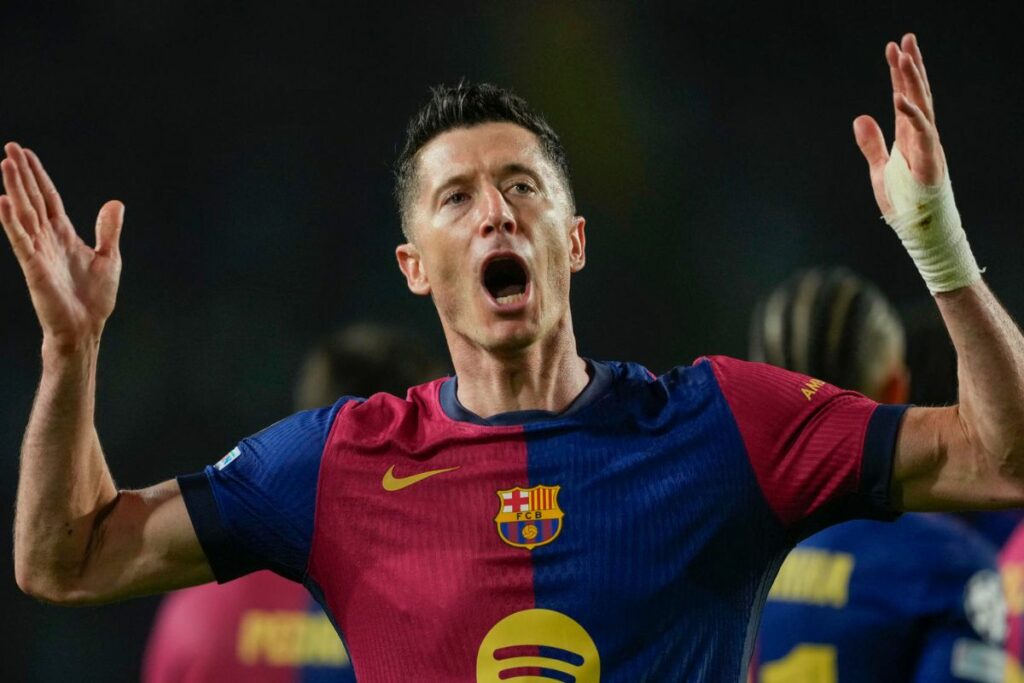 El delantero polaco Robert Lewandowski durante el encuentro correspondiente a la ida de los cuartos de final de la Champions que disputaron el FC Barcelona y Borussia Dortmund en el Estadio Olímpico de Montjuic.