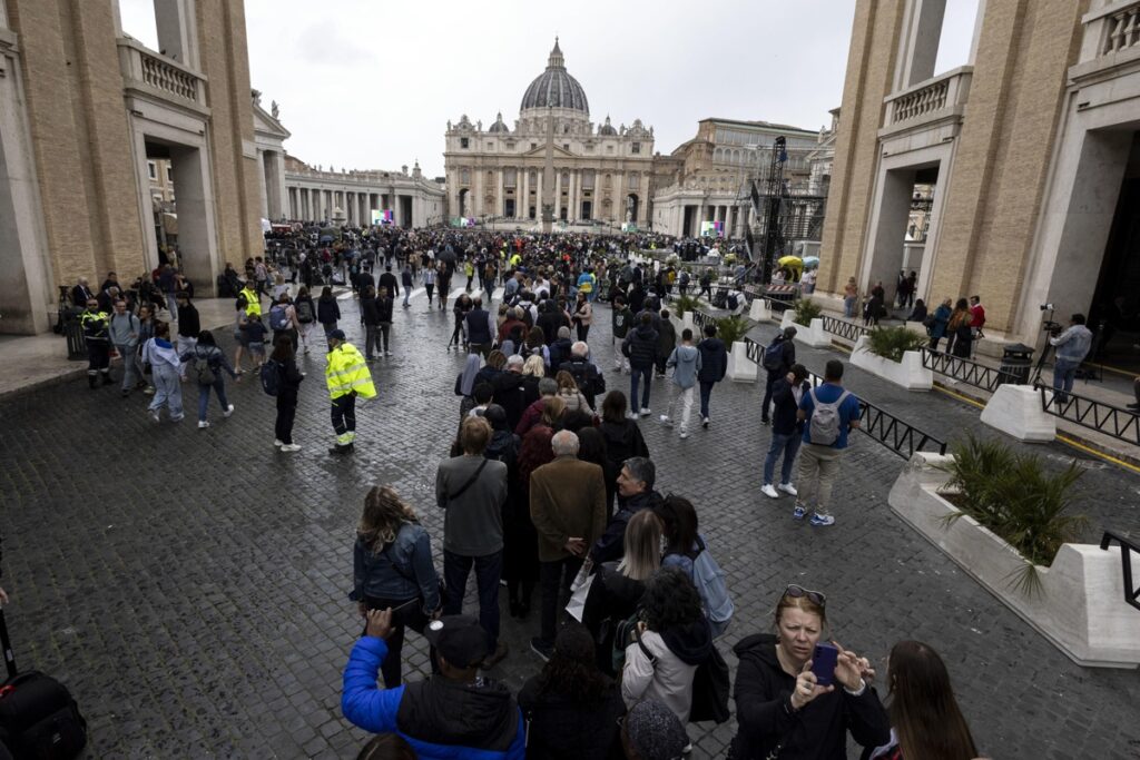 La gente hace fila para entrar en la Basílica de San Pedro y rendir homenaje al difunto Papa Francisco.