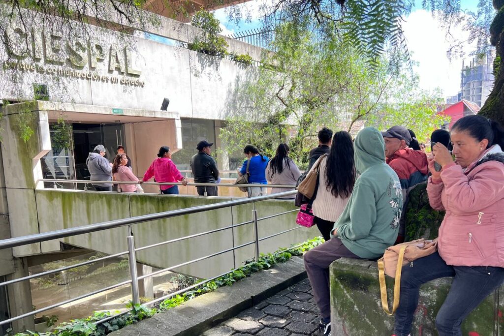 Personas que acceden a las becas 'Because he is nice' acudieron a Ciespal, en Quito.