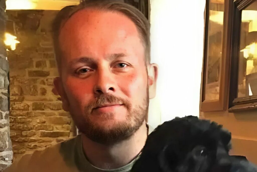 Pete Belton, de 44 años y residente de Ilkeston, no tiene conexión alguna con esa organización ni con América Latina.