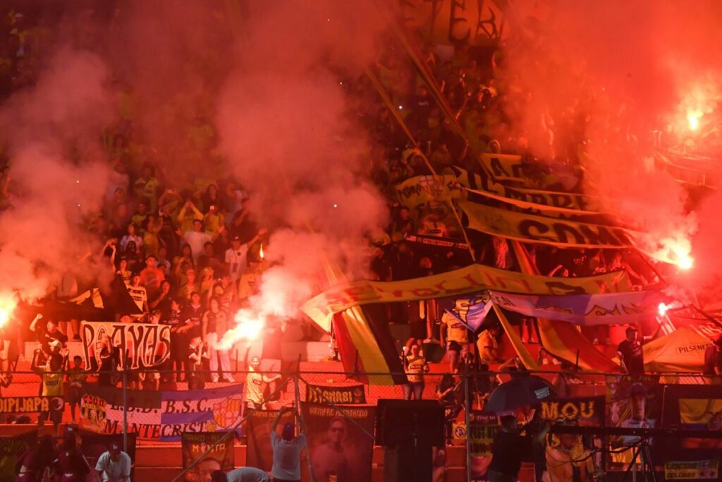 Hinchas de Barcelona SC en la Noche Amarilla celebrada en el Estadio Reales Tamarindos de Portoviejo.