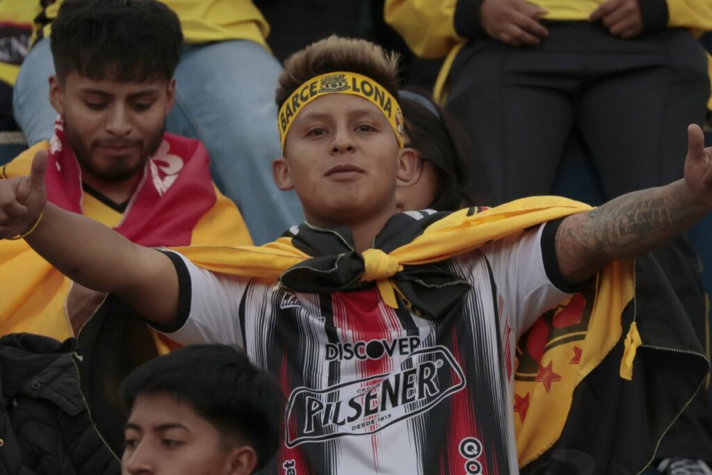 Hincha de Barcelona SC en la Noche Amarilla celebrada en el Olímpico Atahualpa.