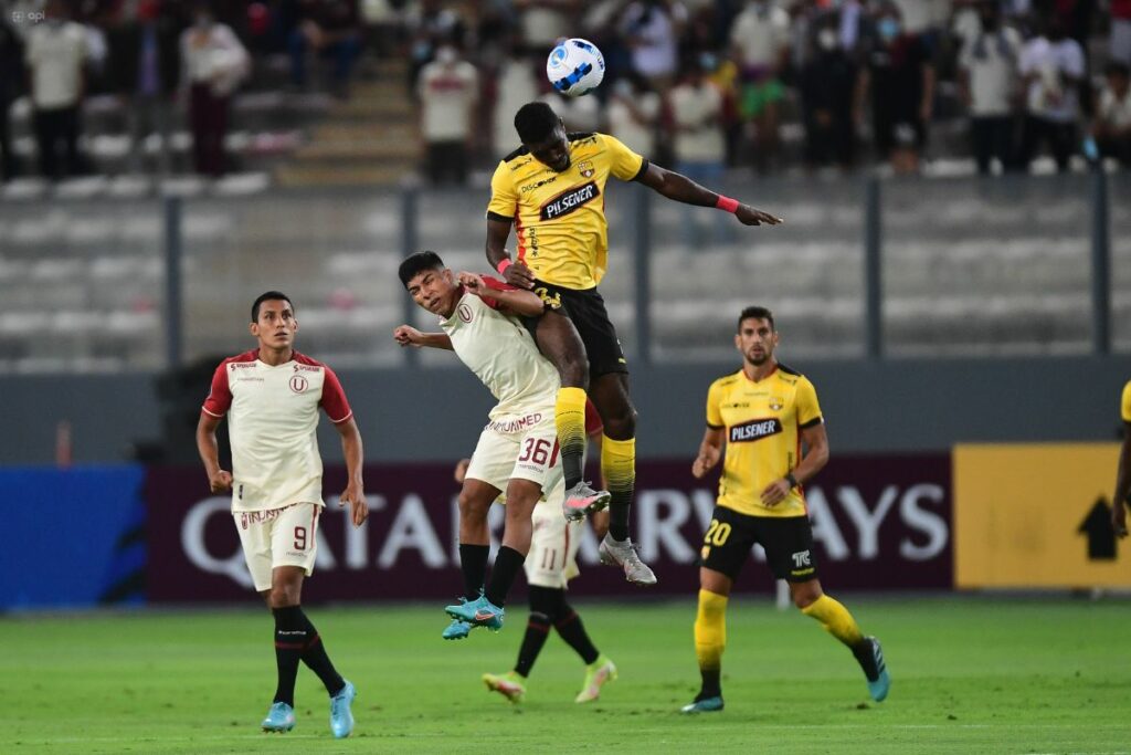 Imagen de archivo del último enfrentamiento entre Barcelona SC y Universitario por la Libertadores en 2022.