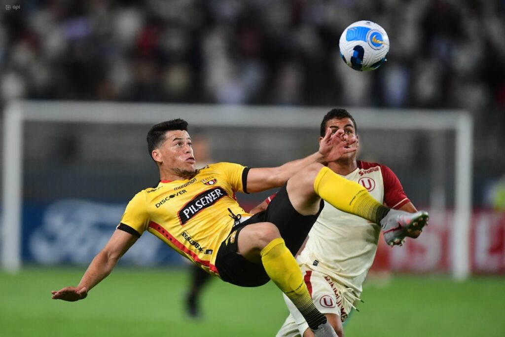 Paco Rodríguez con la camiseta de Barcelona SC enfrentando a Universitario en 2022.