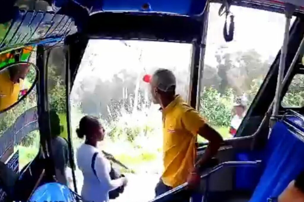 Las cámaras de seguridad del bus de transporte captaron el delito