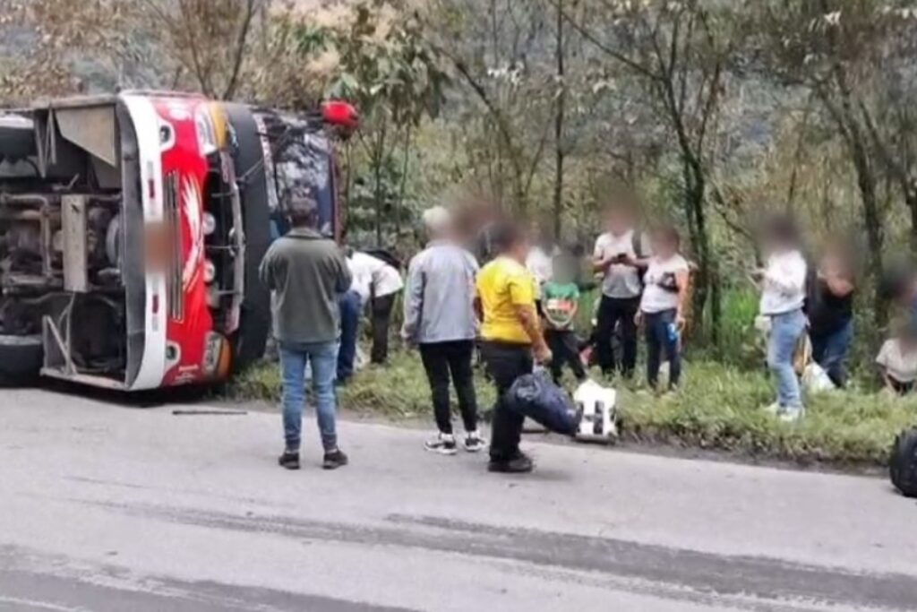 El bus volcado en la vía El Chaco - Lago Agrio es interprovincial.
