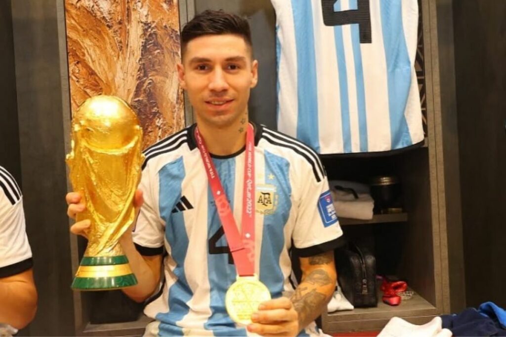 Gonzalo Montiel con el trofeo de campeón mundial ganado en Catar 2022.