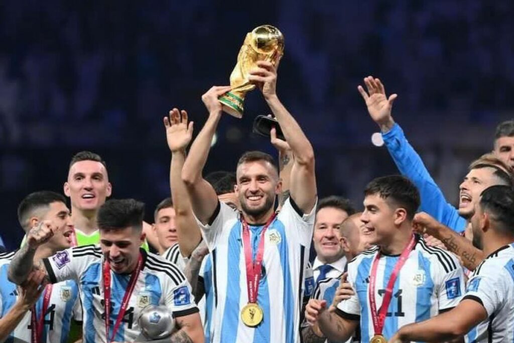 Germán Pezzella con el trofeo de campeón del mundo en Catar 2022.
