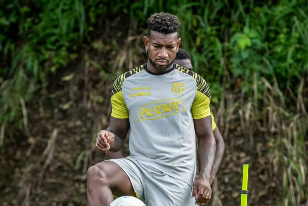 Gustavo Vallecilla en un entrenamiento de Barcelona SC en Guayaquil.