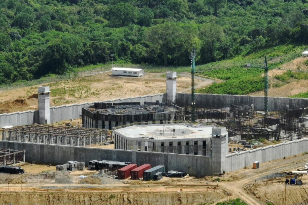 En la comuna Juntas del Pacífico, en la provincia de Santa Elena, se levanta la construcción de la nueva cárcel del Encuentro.