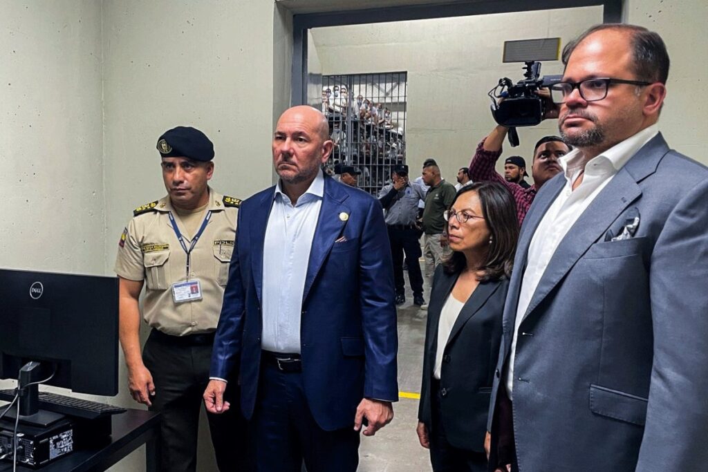 Ministros ecuatorianos visitaron la cárcel de Bukele en El Salvador.