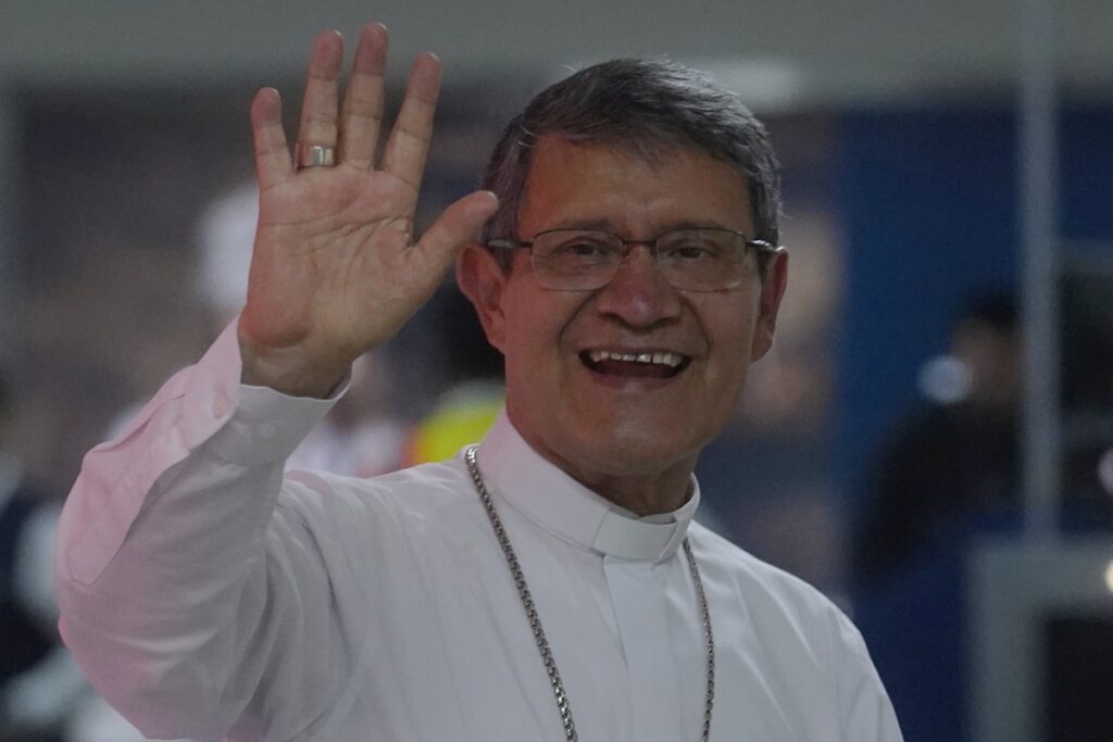 El cardenal Luis Cabrera en el aeropuerto José Joaquín de Olmedo antes de viajar al funeral del papa Francisco y al cónclave.