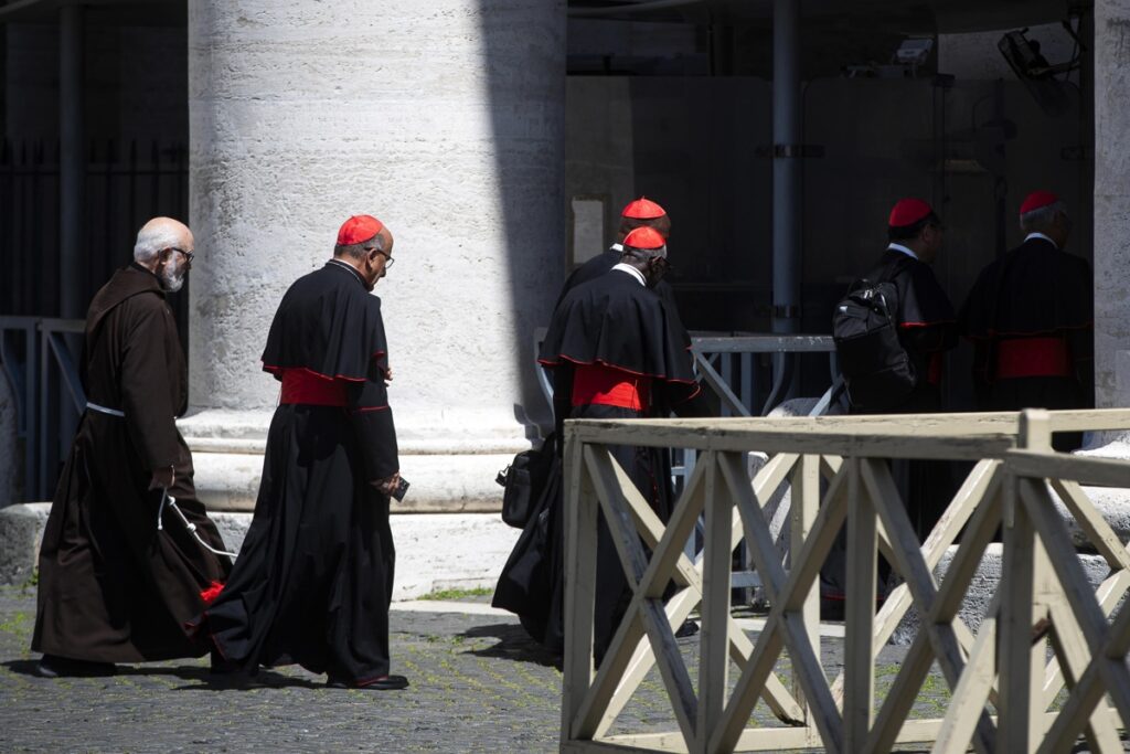 Los cardenales parten hacia la séptima reunión de la Congregación General de Cardenales, en la Ciudad del Vaticano, el 30 de abril de 2025.