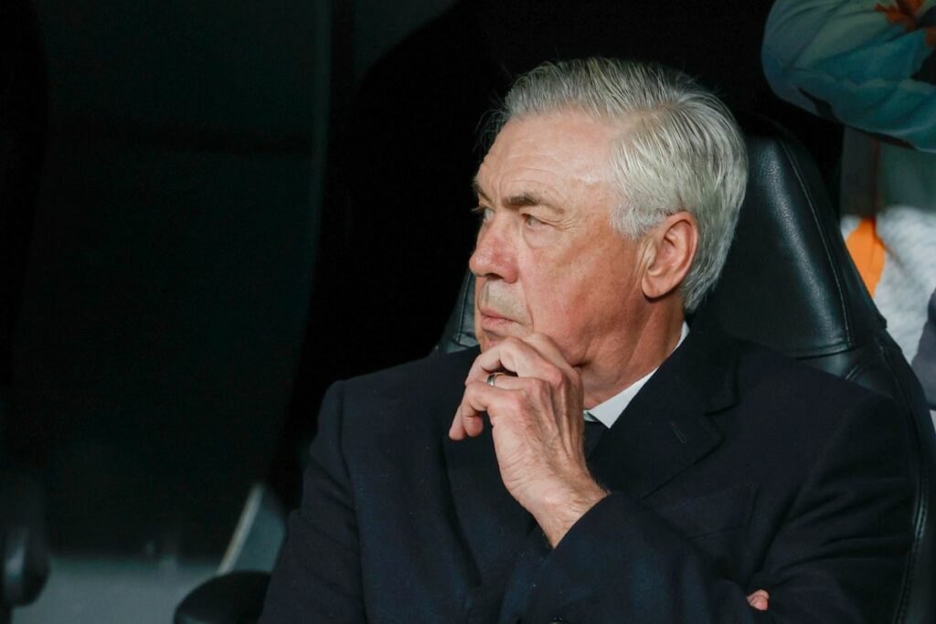 El entrenador del Real Madrid Carlo Ancelotti durante el partido de vuelta de cuartos de final de la Liga de Campeones que Real Madrid y Arsenal juegan hoy miércoles en el estadio Santiago Bernabéu.