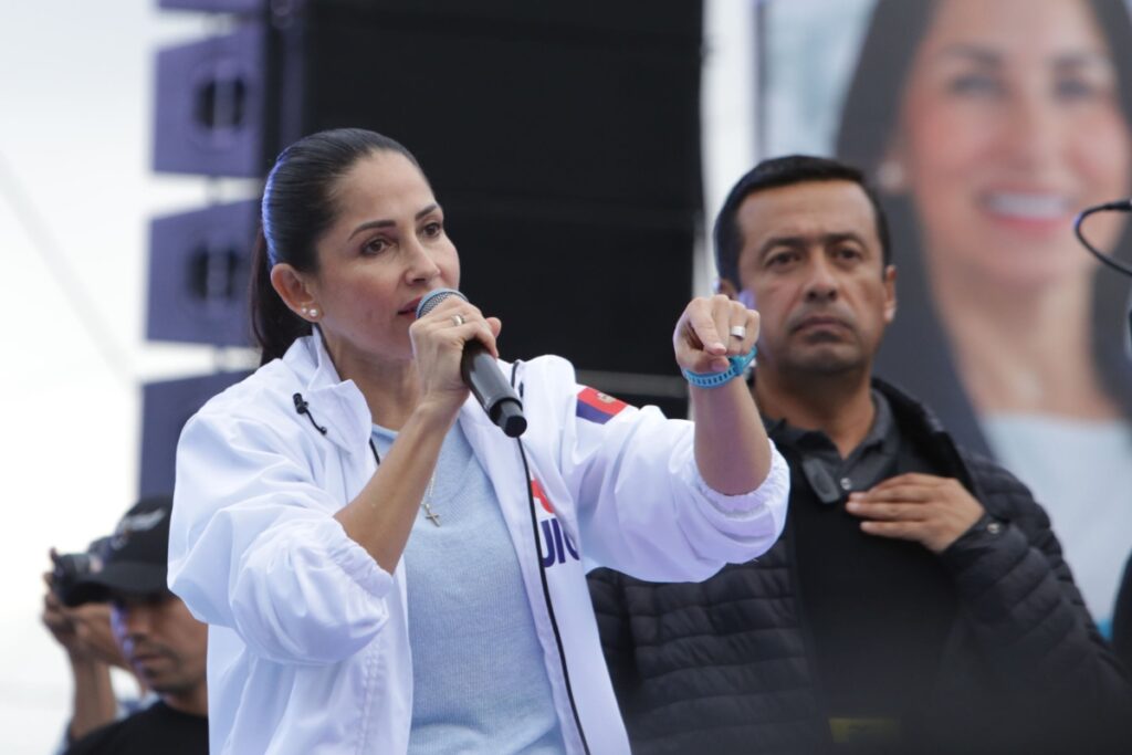 Luisa González en el cierre de campaña en Quito.