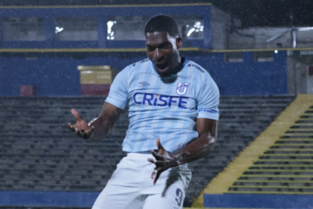 Azarias Londoño celebra el gol marcado con la Universidad Católica en la Copa Sudamericana ante Cerro Largo.