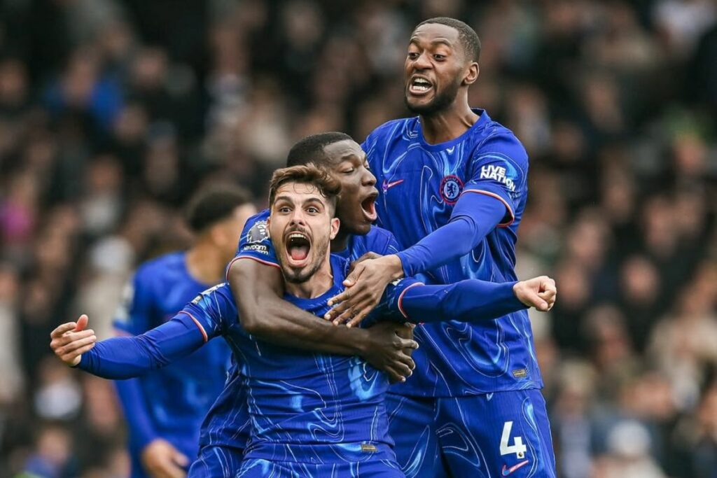 Moisés Caicedo (c) celebra uno de los goles marcados por el Chelsea en la temporada 2024-25.