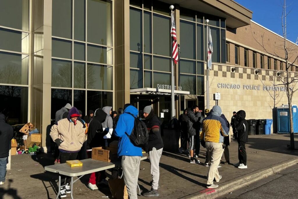 Un grupo de inmigrantes espera en fila para recibir comida de un albergue, en Chicago, Illinois (EE.UU.).