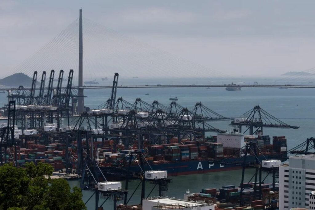 Contenedores permanecen almacenados el puerto de Hong Kong (China).