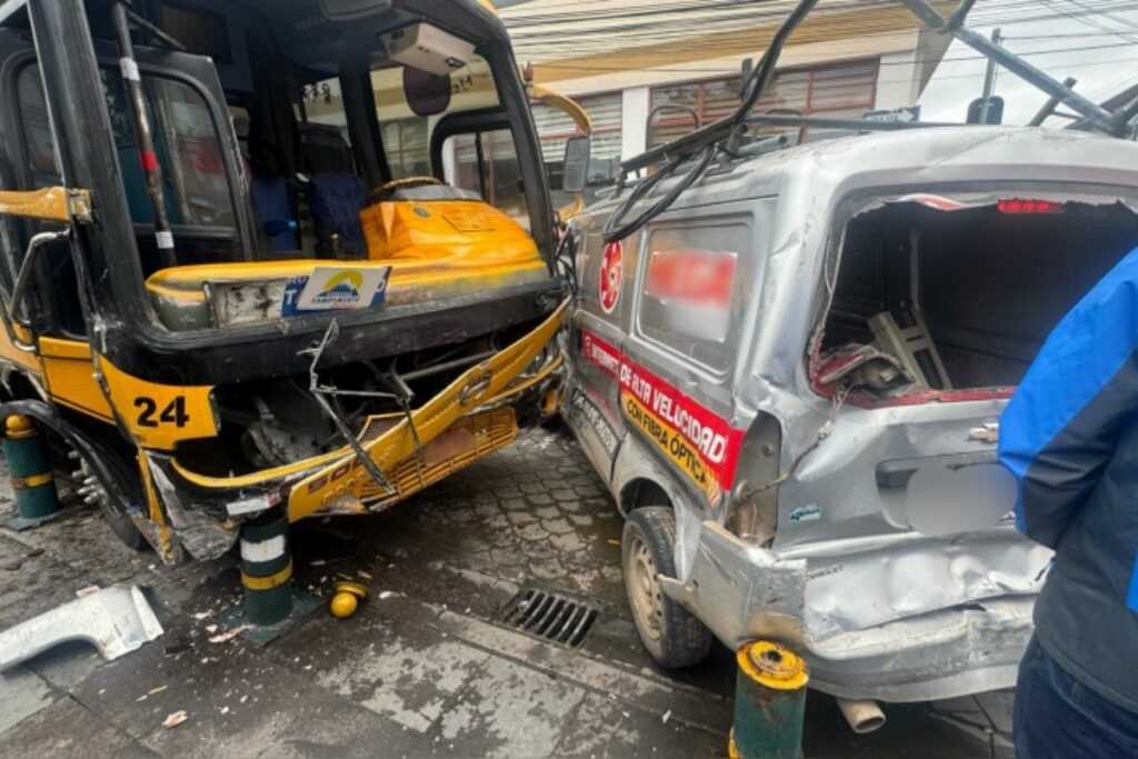 El choque se produjo en el Parque Central de Cayambe