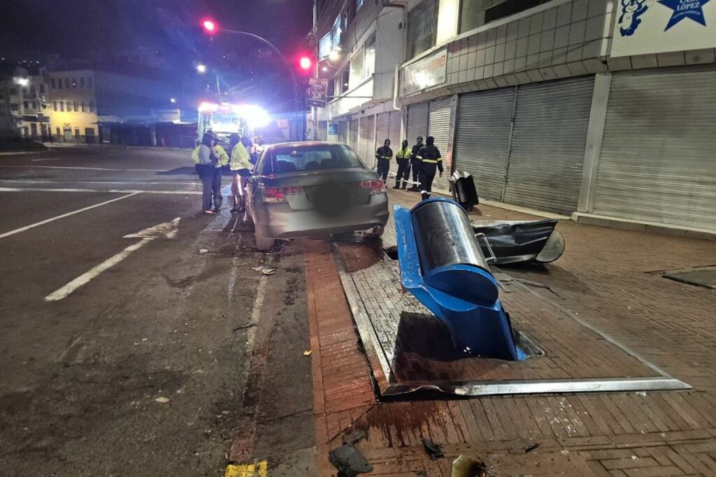 Conductor ocasionó daños en isla de buzones para residuos en Quito.