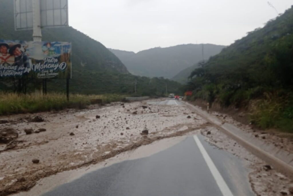 El desbordamiento de un río provocó el cierre de la Panamericana Norte.