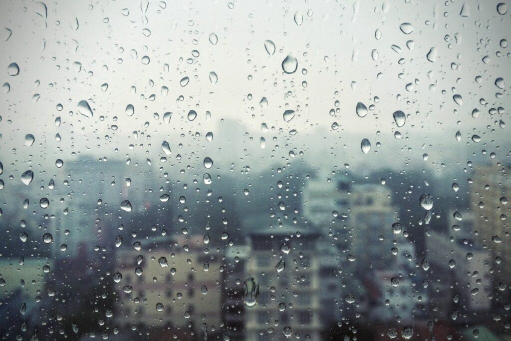El clima en Quito varió este lunes; la ciudad tuvo una mañana soleada y una tarde con lluvias