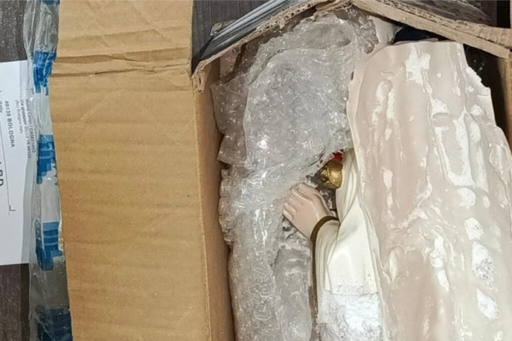 La figura religiosa en la que había cocaína estaba en una caja de cartón.