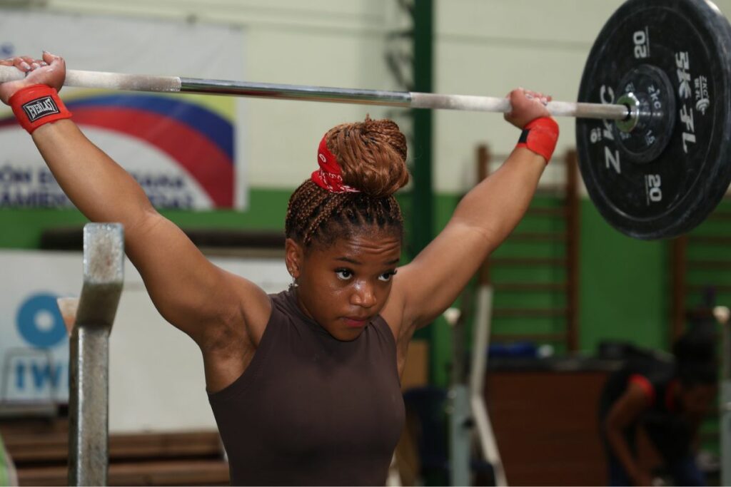 Jessica Palacios, deportista juvenil de levantamiento de pesas.