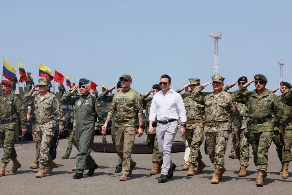 Daniel Noboa junto a autoridades y militares.