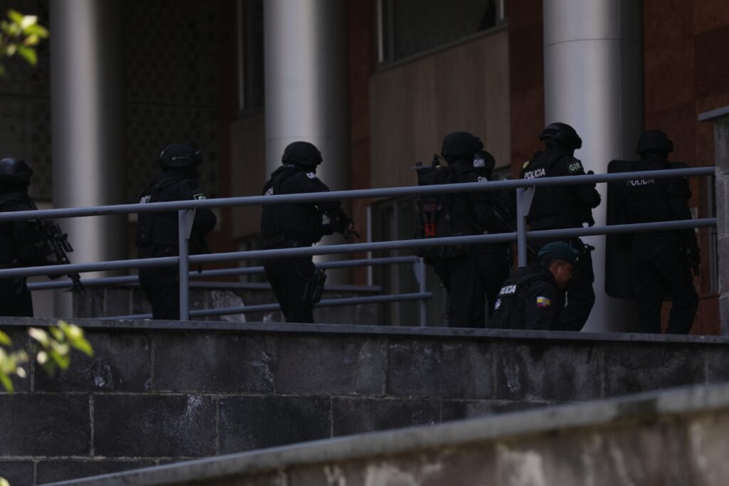 Policía Nacional en la Asamblea Nacional por alerta de bomba en el mega simulacro.