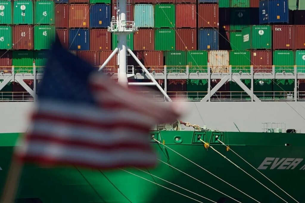 Contenedores de carga a bordo de un buque en el Puerto de Los Ángeles en Los Ángeles, California, EE. UU., en una imagen de archivo.