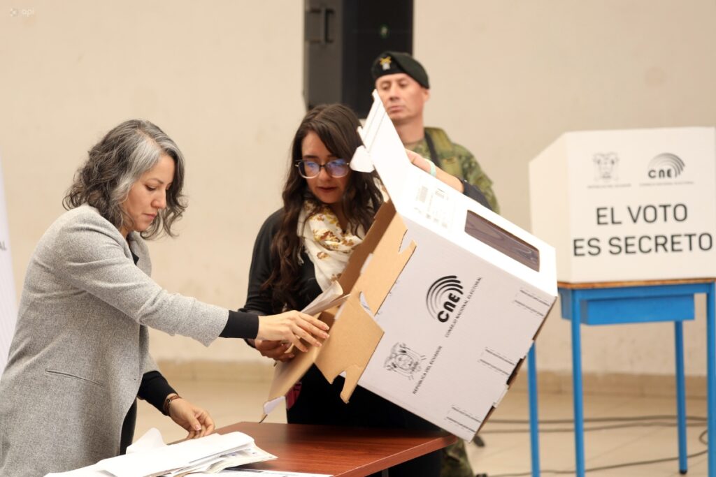Tras el conteo de votos en la segunda vuelta, los resultados son trasladados bajo cadena de custodia por un policía recolector.