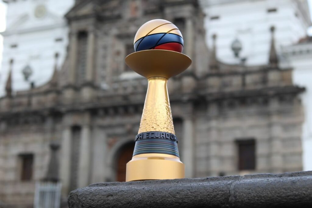 Trofeo de la Copa Ecuador en su recorrido por Quito en la previa de la final 2024.