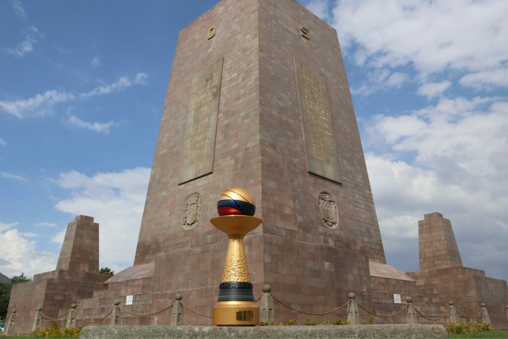 Trofeo de la Copa Ecuador junto al Monumento de la Mitad del Mundo en Quito.