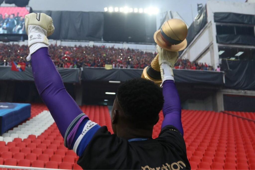 David Cabezas, arquero de El Nacional, con el trofeo de campeón de la Copa Ecuador 2024.