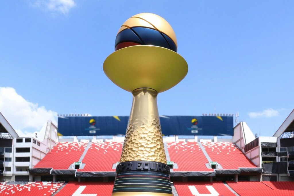 Trofeo de la Copa Ecuador en el Estadio Rodrigo Paz en la previa de la final 2024.