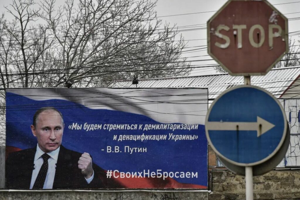 Un cartel con una foto del presidente ruso Vladimir Putin, en Crimea, fotografía de archivo.