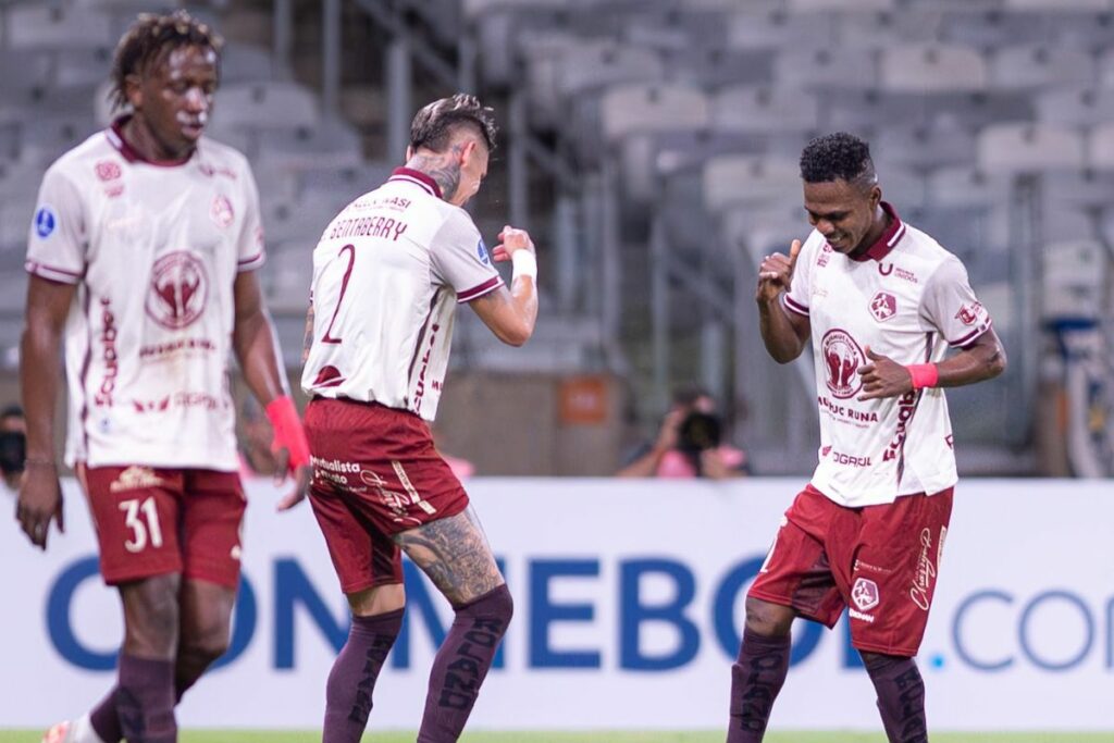 Bryan Bentaberry (2) y Carlos Orejuela celebran uno de los goles de Mushuc Runa ante Cruzeiro por la Sudamericana.