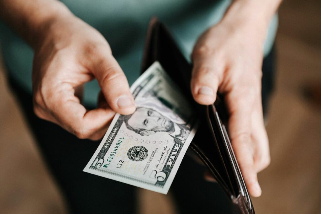 El diferimiento de cuotas de crédito se puede realizar por iniciativa del cliente o de la entidad financiera.